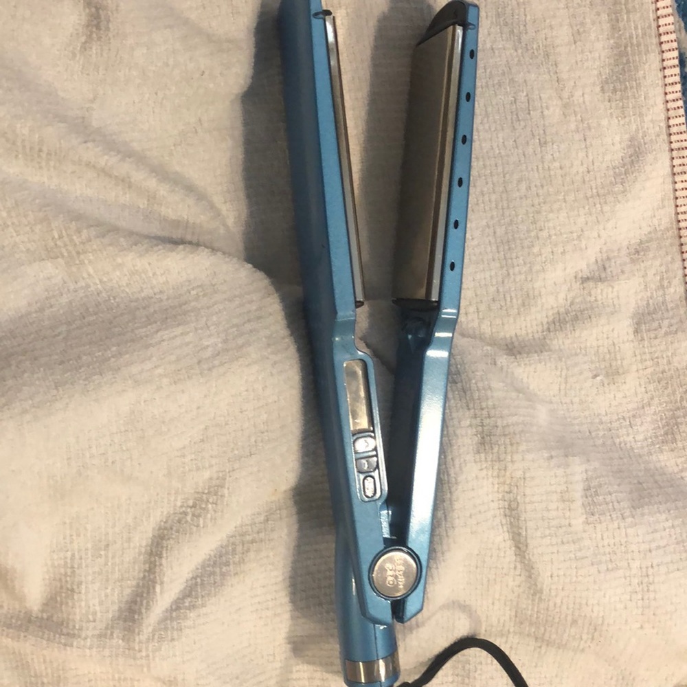 BabylissPro hair straightener